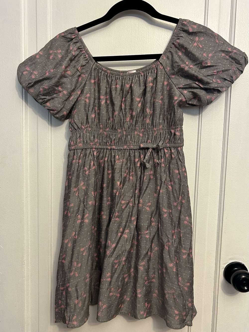 Francesca's Collections Gray Dress with Pink Bow Print - Puff Sleeves